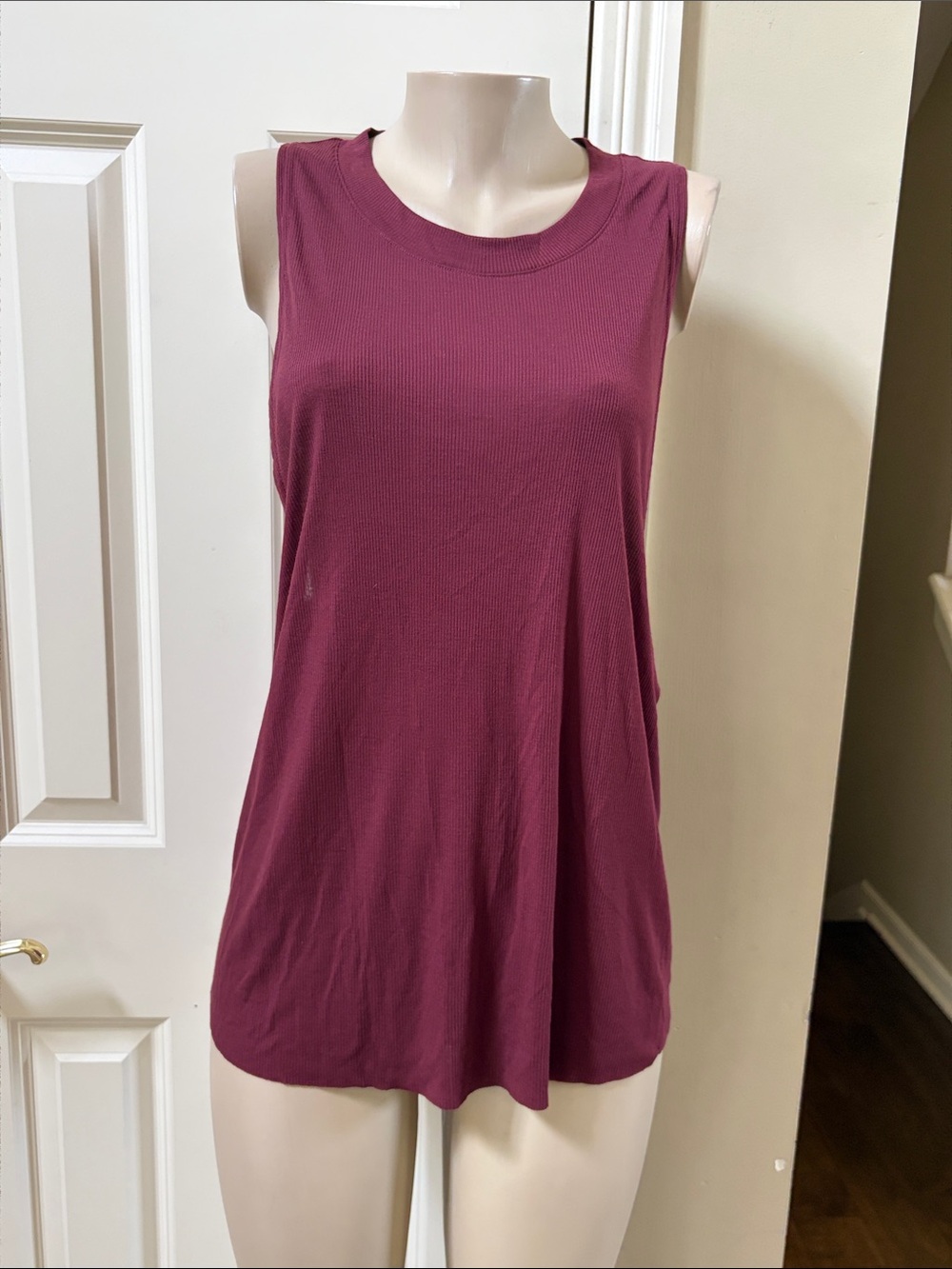 NWT ALO Yoga Sleeveless Ribbed Heat -Wave  Tank - black cherry , large